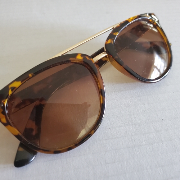 Oscar de la Renta Accessories - Oscar de la renta ladies sunglasses tortoise